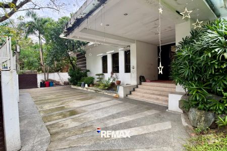 Unfurnished 5 Bedroom House at Dasmarinas Village for Rent