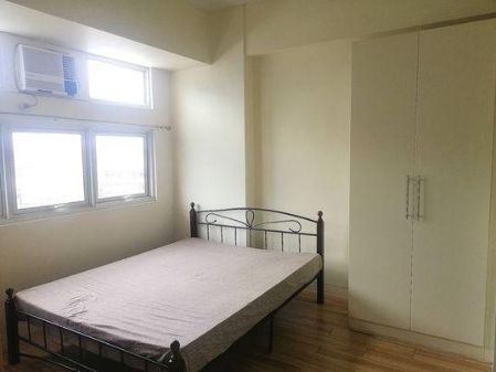 HOLLANDPARK4XX3: For Rent Fully Furnished Studio Unit at Holland 