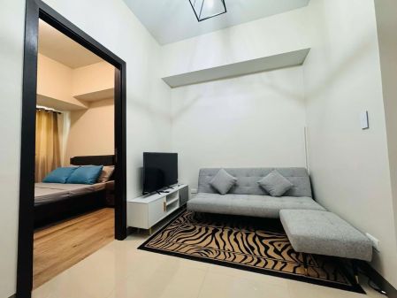 1BR Fully Furnished Unit in Park McKinley West for Rent