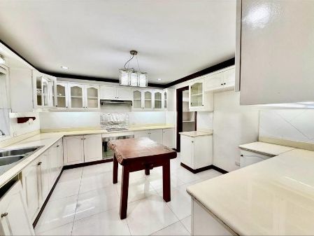 4 Bedrooms House and Lot at Horseshoe Village New Manila