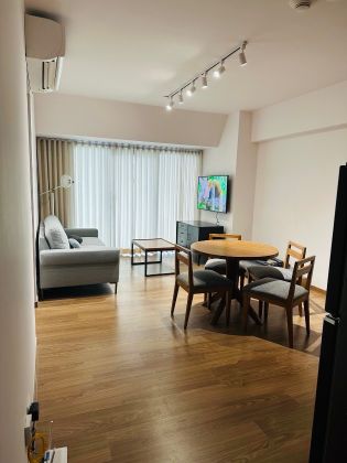 Fully Furnished 2 Bedroom with Balcony 1 Parking at The Rise