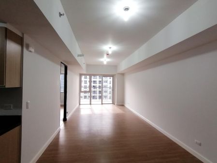1 BR with Balcony Unfurnished at Two Maridien Res BGC