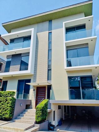 Mckinley Hills Village 3 Storey House with 5 Bedrooms 340K
