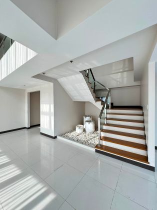 Semi Furnished 3 Bedroom Unit at Uptown Parksuites for Rent