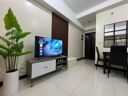 Fully Furnished Studio Unit just a few Steps away from Venice