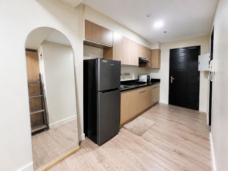 Studio Unit for Rent at Two Maridien Tower BGC