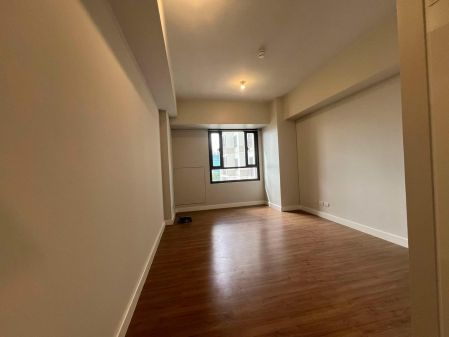 Unfurnished Studio Unit with Parking Slot for Lease at the Arton
