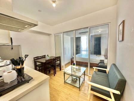 Fully Furnished 1 Bedroom Unit at Acqua Private Residences