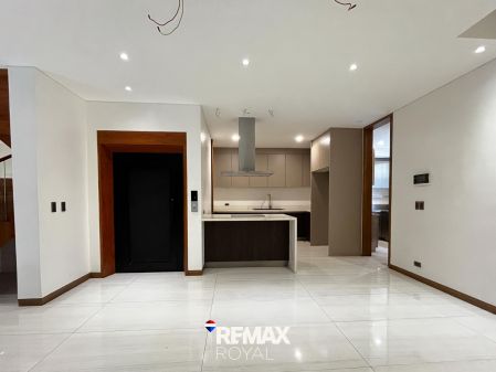 5 Bedroom Modern Townhouse For Rent in Valle Verde 6  Pasig City
