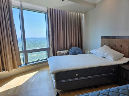 2BR with Balcony in One McKinley Place