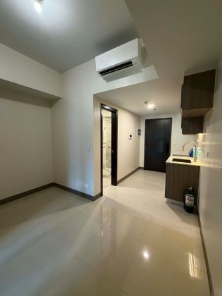 1 Bedroom Semi Furnished Unit in Park McKinley West BGC Taguig