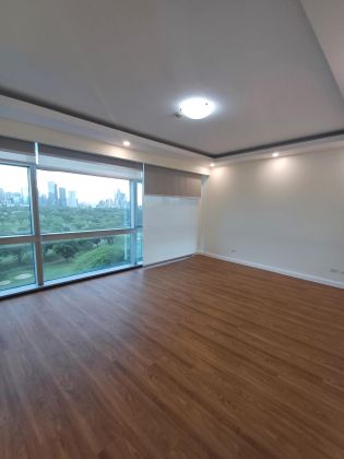 Luxurious 3BR Condo with Den and Parking at Pacific Plaza Towers 