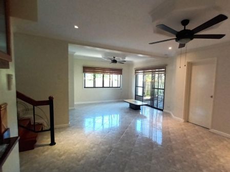 Spacious 4 Bedroom Rental House 240 with side Yard in Pajac Lapu