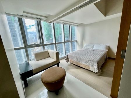 Fully Furnished Executive 1BR in Uptown Parksuites
