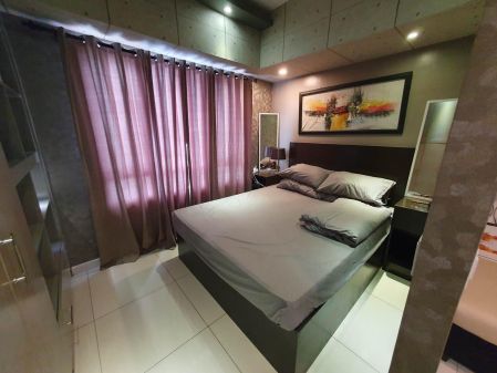 Fully Furnished 1 Bedroom Condo at The Senta Makati