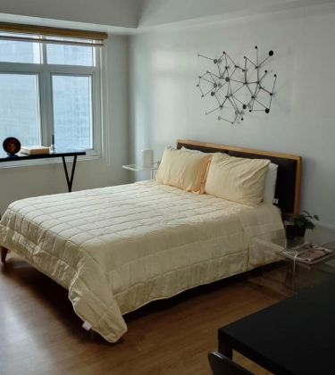 Fully Furnished Studio in Two Serendra Meranti