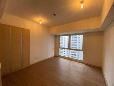 Unfurnished Studio Unit at The Lerato for Rent