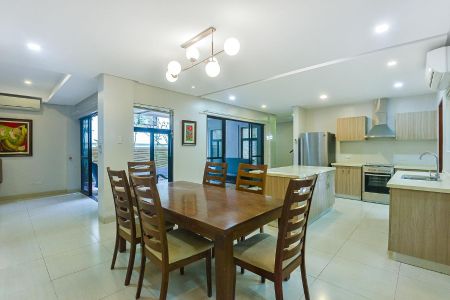 Luxurious Modern Home with High End Finishes in Maria Luisa