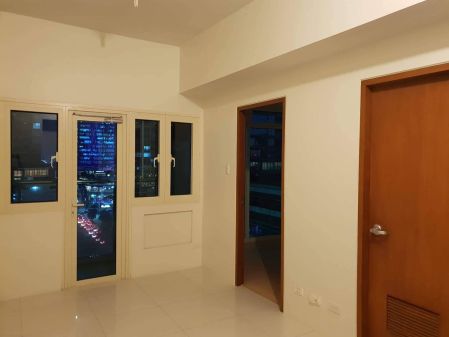 Unfurnished 1 Bedroom Unit at Central Park West for Rent