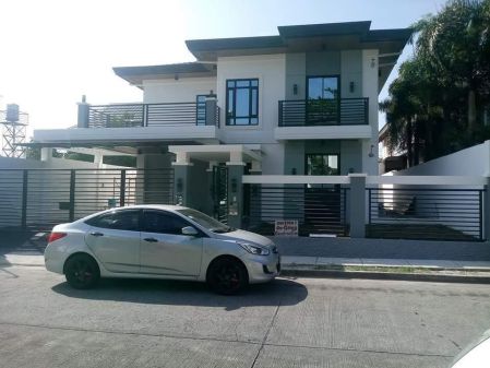 2 Storey House in Las Villas De Manila for Rent