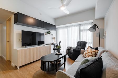 Cozy and Modern 2 Bedroom Condo at High Park Vertis North