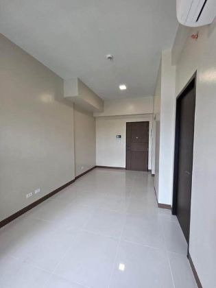1 Bedroom Unfurnished For Rent at 18 Avenue De Triomphe