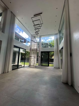 Modern 4 Bedroom House with Huge Pool and Garden