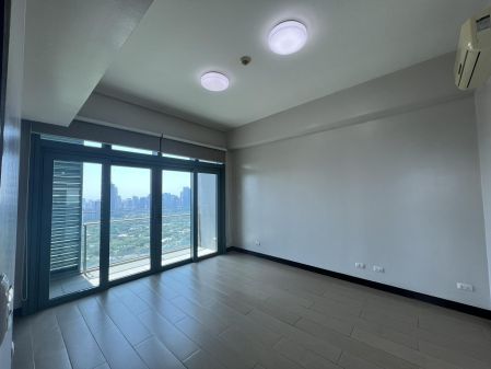 Condo for Lease 3 Bedrooms at 8 Forbestonwn Road Taguig