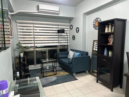 1BR Unit in Forbeswood Pakrlane near Shangrila and Burgos Circle