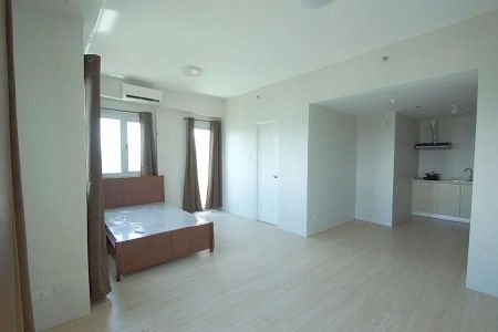 Semi Furnished 1 Bedroom unit in Rivergreen Residences 