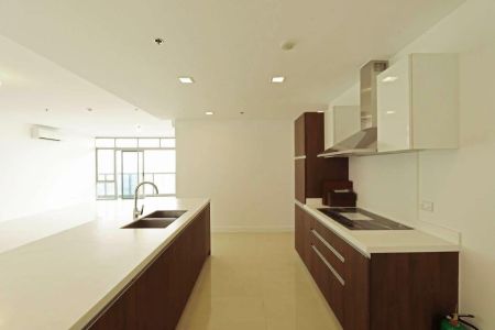 High Rise 4BR with Stunning Mountain and Lake Views