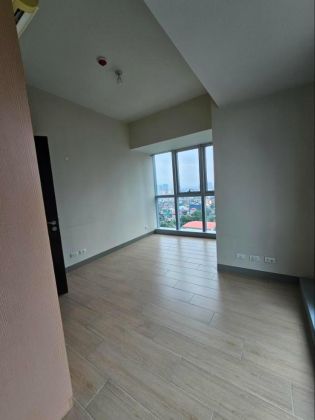 Unfurnished 2 Bedroom Unit at Uptown Parksuites for Rent