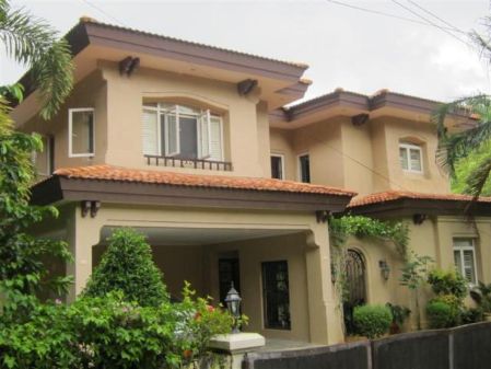 4BR House with Big Garden and Pool in Maria Luisa Estate Park 