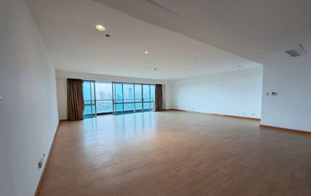 3 Bedroom Unit in Regent Parkway Bonifacio Global City