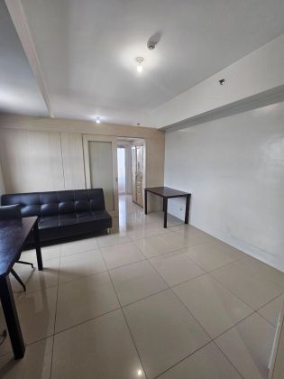 Spacious 40sqm 1BR With Balcony Side Window for Rent