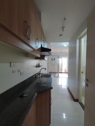 1 Bedroom Bare with Aircon and Rangehood in Brio Towers Edsa