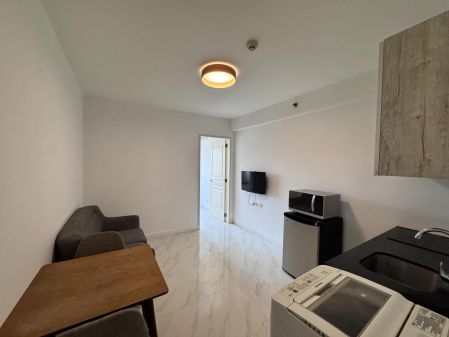 Fully Furnished 1 Bedroom Unit in Monarch Parksuites