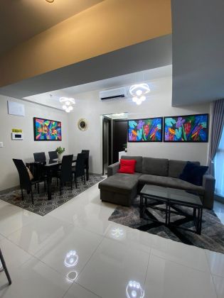 For Rent 2BR with Balcony in Uptown Parksuites