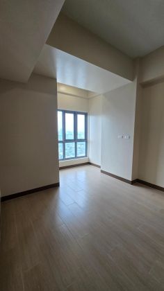 Unfurnished 1 Bedroom Unit at 18 Avenue De Triomphe for Rent