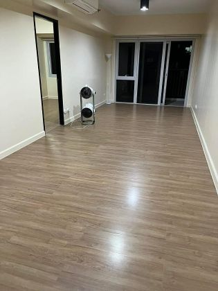 1 Bedroom with Balcony in Two Maridien BGC