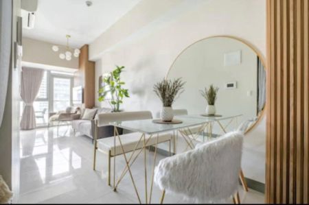 1BR unit at Uptown Parksuites T2
