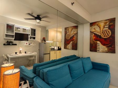 1BR with Balcony Modern Furnished  at Sea Residences MOA