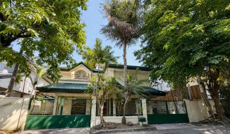 Spacious and Beautifully Maintained Family Home in a Prime Locati