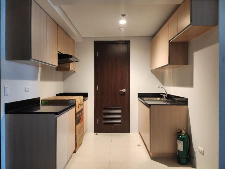 Semi Furnished 1BR Unit in Solstice Circuit Makati for Lease