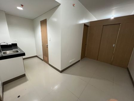  Unfurnished 2BR Unit with Balcony for Rent at Bloom Residence