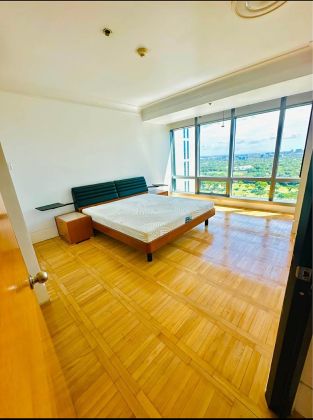 2 Bedroom Unit with Golf Course View in One McKinley Place