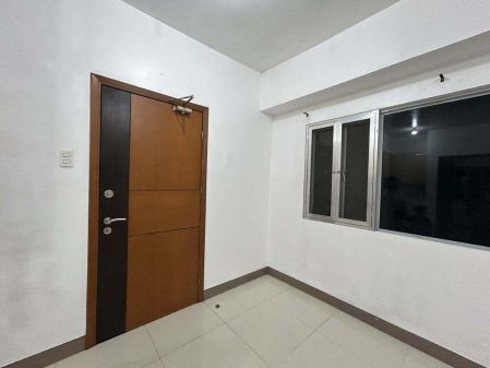 Unfurnished 1BR Unit in Morgan Suites McKinley Hill Taguig