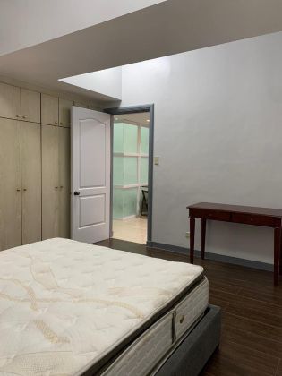 Fully Furnished 1BR with Parking in One Lafayette Square Makati