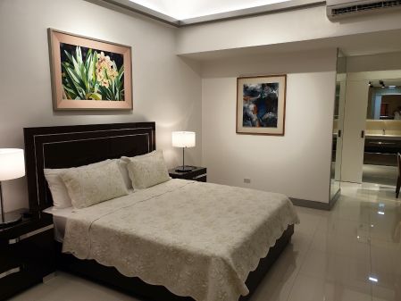 Spacious Bi Level 3 Bedroom Unit in One Shangri La Place