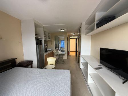 Studio with Balcony in One Oasis